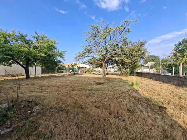 Sur une parcelle divisible de 1031m2, venez découvrir cette maison chaleureuse en bon état avec son sous sol de 120m2.
Dès l'entrée par la véranda, vous accèderez à une cuisine indépendante qui fait face à la pièce de vie(possibilité en abattant deux cloisons de relier les deux espaces). le salon séjour est agréable et doté de son poêle à bois.
Le couloir dessert 3 chambres, une salle de bain, et un wc indépendant.
Le sous sol de 120m2 est divisé en plusieurs parties dont une pouvant être aménagée en chambre avec salle d'eau.
Cette maison est équipée d'une pompe à chaleur DAIKIN économe en électricité et donc idéale pour votre portefeuille
En septembre la couverture du toit sera refaite entièrement.
Le jardin est pourvu d'arbres fruitiers et vous profiterez également d'un garage double indépendant. Le terrain est piscinable.
Cette maison située à proximité du bourg de Saint Mathurin où vous trouverez des écoles, un cabinet médical, une supérette, une boulangerie est idéale pour une vie de famille.
La parcelle peut faire l'objet d'une division pour revente.
Cette maison a un énorme potentiel d'évolution et de transformation, cette opportunité est à saisir rapidement.
contactez moi pour planifier une visite