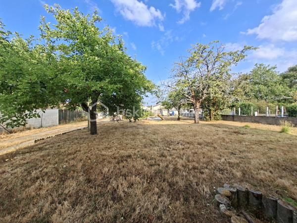 Sur une parcelle divisible de 1031m2, venez découvrir cette maison chaleureuse en bon état avec son sous sol de 120m2.
Dès l'entrée par la véranda, vous accèderez à une cuisine indépendante qui fait face à la pièce de vie(possibilité en abattant deux cloisons de relier les deux espaces). le salon séjour est agréable et doté de son poêle à bois.
Le couloir dessert 3 chambres, une salle de bain, et un wc indépendant.
Le sous sol de 120m2 est divisé en plusieurs parties dont une pouvant être aménagée en chambre avec salle d'eau.
Cette maison est équipée d'une pompe à chaleur DAIKIN économe en électricité et donc idéale pour votre portefeuille
En septembre la couverture du toit sera refaite entièrement.
Le jardin est pourvu d'arbres fruitiers et vous profiterez également d'un garage double indépendant. Le terrain est piscinable.
Cette maison située à proximité du bourg de Saint Mathurin où vous trouverez des écoles, un cabinet médical, une supérette, une boulangerie est idéale pour une vie de famille.
La parcelle peut faire l'objet d'une division pour revente.
Cette maison a un énorme potentiel d'évolution et de transformation, cette opportunité est à saisir rapidement.
contactez moi pour planifier une visite