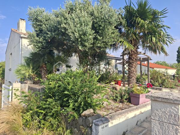 Sur une parcelle divisible de 1031m2, venez découvrir cette maison chaleureuse en bon état avec son sous sol de 120m2.
Dès l'entrée par la véranda, vous accèderez à une cuisine indépendante qui fait face à la pièce de vie(possibilité en abattant deux cloisons de relier les deux espaces). le salon séjour est agréable et doté de son poêle à bois.
Le couloir dessert 3 chambres, une salle de bain, et un wc indépendant.
Le sous sol de 120m2 est divisé en plusieurs parties dont une pouvant être aménagée en chambre avec salle d'eau.
Cette maison est équipée d'une pompe à chaleur DAIKIN économe en électricité et donc idéale pour votre portefeuille
En septembre la couverture du toit sera refaite entièrement.
Le jardin est pourvu d'arbres fruitiers et vous profiterez également d'un garage double indépendant. Le terrain est piscinable.
Cette maison située à proximité du bourg de Saint Mathurin où vous trouverez des écoles, un cabinet médical, une supérette, une boulangerie est idéale pour une vie de famille.
La parcelle peut faire l'objet d'une division pour revente.
Cette maison a un énorme potentiel d'évolution et de transformation, cette opportunité est à saisir rapidement.
contactez moi pour planifier une visite