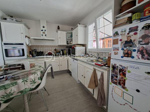 Sur une parcelle divisible de 1031m2, venez découvrir cette maison chaleureuse en bon état avec son sous sol de 120m2.
Dès l'entrée par la véranda, vous accèderez à une cuisine indépendante qui fait face à la pièce de vie(possibilité en abattant deux cloisons de relier les deux espaces). le salon séjour est agréable et doté de son poêle à bois.
Le couloir dessert 3 chambres, une salle de bain, et un wc indépendant.
Le sous sol de 120m2 est divisé en plusieurs parties dont une pouvant être aménagée en chambre avec salle d'eau.
Cette maison est équipée d'une pompe à chaleur DAIKIN économe en électricité et donc idéale pour votre portefeuille
En septembre la couverture du toit sera refaite entièrement.
Le jardin est pourvu d'arbres fruitiers et vous profiterez également d'un garage double indépendant. Le terrain est piscinable.
Cette maison située à proximité du bourg de Saint Mathurin où vous trouverez des écoles, un cabinet médical, une supérette, une boulangerie est idéale pour une vie de famille.
La parcelle peut faire l'objet d'une division pour revente.
Cette maison a un énorme potentiel d'évolution et de transformation, cette opportunité est à saisir rapidement.
contactez moi pour planifier une visite