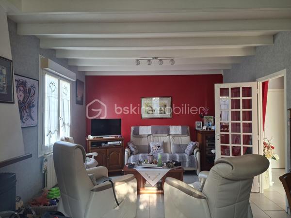 Sur une parcelle divisible de 1031m2, venez découvrir cette maison chaleureuse en bon état avec son sous sol de 120m2.
Dès l'entrée par la véranda, vous accèderez à une cuisine indépendante qui fait face à la pièce de vie(possibilité en abattant deux cloisons de relier les deux espaces). le salon séjour est agréable et doté de son poêle à bois.
Le couloir dessert 3 chambres, une salle de bain, et un wc indépendant.
Le sous sol de 120m2 est divisé en plusieurs parties dont une pouvant être aménagée en chambre avec salle d'eau.
Cette maison est équipée d'une pompe à chaleur DAIKIN économe en électricité et donc idéale pour votre portefeuille
En septembre la couverture du toit sera refaite entièrement.
Le jardin est pourvu d'arbres fruitiers et vous profiterez également d'un garage double indépendant. Le terrain est piscinable.
Cette maison située à proximité du bourg de Saint Mathurin où vous trouverez des écoles, un cabinet médical, une supérette, une boulangerie est idéale pour une vie de famille.
La parcelle peut faire l'objet d'une division pour revente.
Cette maison a un énorme potentiel d'évolution et de transformation, cette opportunité est à saisir rapidement.
contactez moi pour planifier une visite