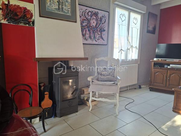 Sur une parcelle divisible de 1031m2, venez découvrir cette maison chaleureuse en bon état avec son sous sol de 120m2.
Dès l'entrée par la véranda, vous accèderez à une cuisine indépendante qui fait face à la pièce de vie(possibilité en abattant deux cloisons de relier les deux espaces). le salon séjour est agréable et doté de son poêle à bois.
Le couloir dessert 3 chambres, une salle de bain, et un wc indépendant.
Le sous sol de 120m2 est divisé en plusieurs parties dont une pouvant être aménagée en chambre avec salle d'eau.
Cette maison est équipée d'une pompe à chaleur DAIKIN économe en électricité et donc idéale pour votre portefeuille
En septembre la couverture du toit sera refaite entièrement.
Le jardin est pourvu d'arbres fruitiers et vous profiterez également d'un garage double indépendant. Le terrain est piscinable.
Cette maison située à proximité du bourg de Saint Mathurin où vous trouverez des écoles, un cabinet médical, une supérette, une boulangerie est idéale pour une vie de famille.
La parcelle peut faire l'objet d'une division pour revente.
Cette maison a un énorme potentiel d'évolution et de transformation, cette opportunité est à saisir rapidement.
contactez moi pour planifier une visite