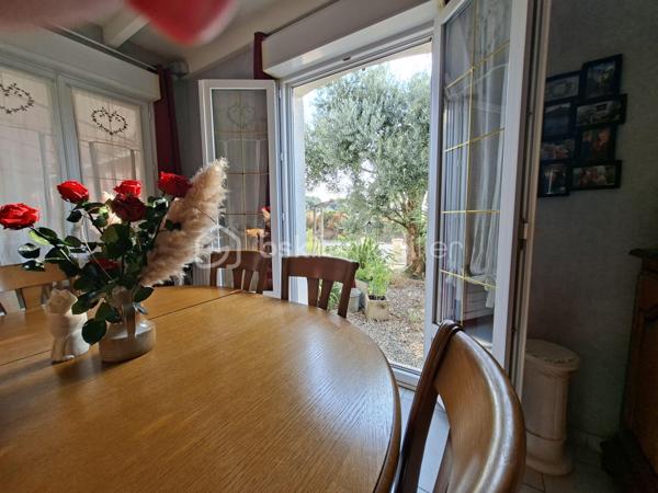 Sur une parcelle divisible de 1031m2, venez découvrir cette maison chaleureuse en bon état avec son sous sol de 120m2.
Dès l'entrée par la véranda, vous accèderez à une cuisine indépendante qui fait face à la pièce de vie(possibilité en abattant deux cloisons de relier les deux espaces). le salon séjour est agréable et doté de son poêle à bois.
Le couloir dessert 3 chambres, une salle de bain, et un wc indépendant.
Le sous sol de 120m2 est divisé en plusieurs parties dont une pouvant être aménagée en chambre avec salle d'eau.
Cette maison est équipée d'une pompe à chaleur DAIKIN économe en électricité et donc idéale pour votre portefeuille
En septembre la couverture du toit sera refaite entièrement.
Le jardin est pourvu d'arbres fruitiers et vous profiterez également d'un garage double indépendant. Le terrain est piscinable.
Cette maison située à proximité du bourg de Saint Mathurin où vous trouverez des écoles, un cabinet médical, une supérette, une boulangerie est idéale pour une vie de famille.
La parcelle peut faire l'objet d'une division pour revente.
Cette maison a un énorme potentiel d'évolution et de transformation, cette opportunité est à saisir rapidement.
contactez moi pour planifier une visite