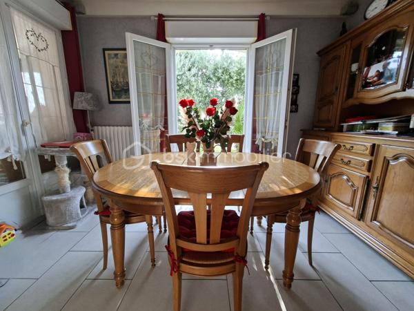 Sur une parcelle divisible de 1031m2, venez découvrir cette maison chaleureuse en bon état avec son sous sol de 120m2.
Dès l'entrée par la véranda, vous accèderez à une cuisine indépendante qui fait face à la pièce de vie(possibilité en abattant deux cloisons de relier les deux espaces). le salon séjour est agréable et doté de son poêle à bois.
Le couloir dessert 3 chambres, une salle de bain, et un wc indépendant.
Le sous sol de 120m2 est divisé en plusieurs parties dont une pouvant être aménagée en chambre avec salle d'eau.
Cette maison est équipée d'une pompe à chaleur DAIKIN économe en électricité et donc idéale pour votre portefeuille
En septembre la couverture du toit sera refaite entièrement.
Le jardin est pourvu d'arbres fruitiers et vous profiterez également d'un garage double indépendant. Le terrain est piscinable.
Cette maison située à proximité du bourg de Saint Mathurin où vous trouverez des écoles, un cabinet médical, une supérette, une boulangerie est idéale pour une vie de famille.
La parcelle peut faire l'objet d'une division pour revente.
Cette maison a un énorme potentiel d'évolution et de transformation, cette opportunité est à saisir rapidement.
contactez moi pour planifier une visite