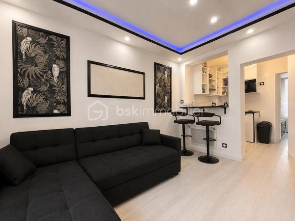 Découvrez ce splendide appartement de 28 m² situé au 2ème étage d'un immeuble des années 1950. Niché au cœur d'un quartier dynamique, ce bien offre un accès facile à toutes les commodités urbaines tout en bénéficiant d'un environnement chaleureux et accueillant.

Laissez-vous séduire par ses deux pièces bien agencées, chacune optimisée pour votre confort. Appréciez également la cave spacieuse qui vous offre un espace de rangement supplémentaire. Profitez d'une vie urbaine sans compromis alliant fonctionnalité et style de vie actif. 

* Les points forts du secteur
• Métro à moins de 5 minutes (Métro Mairie de Saint-Ouen (lignes 13 et 14) : environ 10 à 15 minutes à pied. La ligne 14 permet de rejoindre rapidement Saint-Lazare, Châtelet et l'aéroport d'Orly.
• Quartier en pleine rénovation depuis plusieurs années.
• Très bonne desserte vers Paris.
• Nombreux commerces accessibles à pied.
À quelques minutes à pied, vous trouverez:
-Boulangeries
-Supérettes et supermarchés(Carrefour City, Franprix, Lidl, etc.)
-Restaurants et cafés
-Banques
- Bureau de poste
- Marché aux Puces de Saint-Ouen à environ 10 minutes.(Carrefour City, Franprix, Lidl, etc.)
-Écoles de la maternelle au lycée à proximité immédiate.
• travaux de la façade du bâtiment prévu ce mois-ci 

Ne manquez pas l'opportunité d'acquérir ce charmant appartement, idéal pour un premier achat ou un investissement immobilier au cœur de la ville!