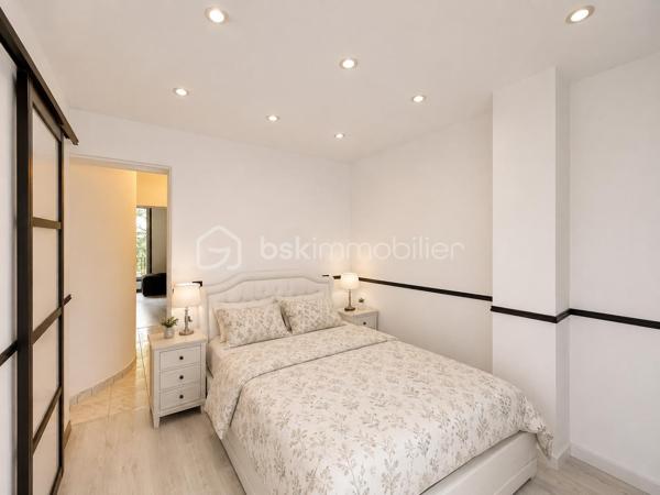 Découvrez ce splendide appartement de 28 m² situé au 2ème étage d'un immeuble des années 1950. Niché au cœur d'un quartier dynamique, ce bien offre un accès facile à toutes les commodités urbaines tout en bénéficiant d'un environnement chaleureux et accueillant.

Laissez-vous séduire par ses deux pièces bien agencées, chacune optimisée pour votre confort. Appréciez également la cave spacieuse qui vous offre un espace de rangement supplémentaire. Profitez d'une vie urbaine sans compromis alliant fonctionnalité et style de vie actif. 

* Les points forts du secteur
• Métro à moins de 5 minutes (Métro Mairie de Saint-Ouen (lignes 13 et 14) : environ 10 à 15 minutes à pied. La ligne 14 permet de rejoindre rapidement Saint-Lazare, Châtelet et l'aéroport d'Orly.
• Quartier en pleine rénovation depuis plusieurs années.
• Très bonne desserte vers Paris.
• Nombreux commerces accessibles à pied.
À quelques minutes à pied, vous trouverez:
-Boulangeries
-Supérettes et supermarchés(Carrefour City, Franprix, Lidl, etc.)
-Restaurants et cafés
-Banques
- Bureau de poste
- Marché aux Puces de Saint-Ouen à environ 10 minutes.(Carrefour City, Franprix, Lidl, etc.)
-Écoles de la maternelle au lycée à proximité immédiate.
• travaux de la façade du bâtiment prévu ce mois-ci 

Ne manquez pas l'opportunité d'acquérir ce charmant appartement, idéal pour un premier achat ou un investissement immobilier au cœur de la ville!
