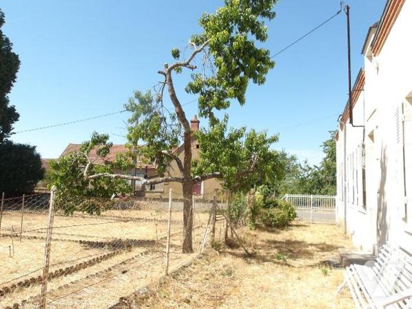 CHATEAUMEILLANT (18) CHER, A vendre propriété en pierres composée d'une maison de 3 chambres av...