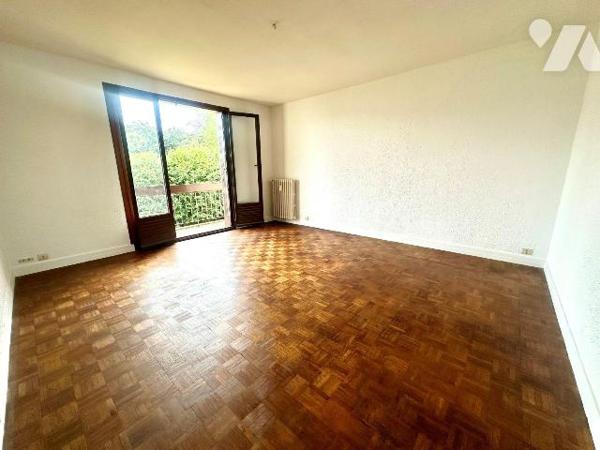 SAINT-SERVAN - Un appartement T3 à rénover de 64m² environ en plein coeur de Saint-Servan compr...