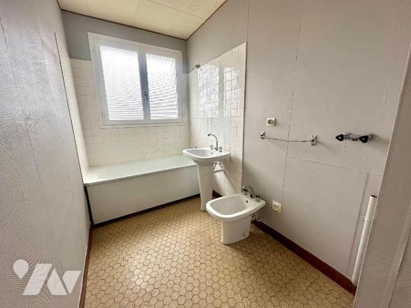 SAINT-SERVAN - Un appartement T3 à rénover de 64m² environ en plein coeur de Saint-Servan compr...