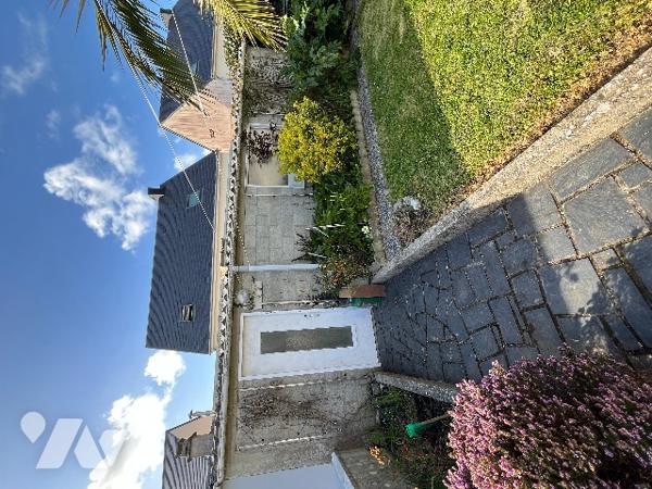 L'ÉTUDE DU DRAKKAR vous propose à la vente une charmante maison de ville dans un quartier calme.