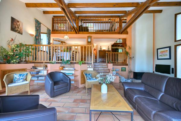 PROPRIETE verdoyante à AVEIZE