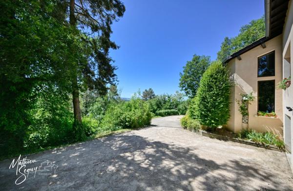 PROPRIETE verdoyante à AVEIZE