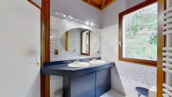 PROPRIETE verdoyante à AVEIZE