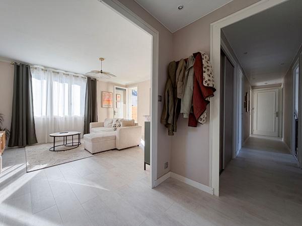 ANGERS : Appartement de 87 m² de type 5 avec 3 chambres, cave et grenier, secteur Strasbourg