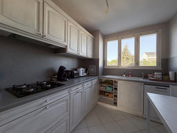 ANGERS : Appartement de 87 m² de type 5 avec 3 chambres, cave et grenier, secteur Strasbourg