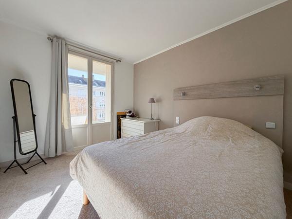 ANGERS : Appartement de 87 m² de type 5 avec 3 chambres, cave et grenier, secteur Strasbourg