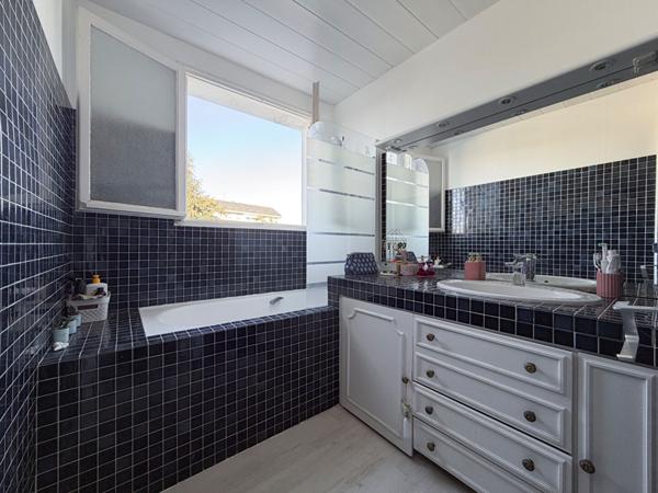 ANGERS : Appartement de 87 m² de type 5 avec 3 chambres, cave et grenier, secteur Strasbourg