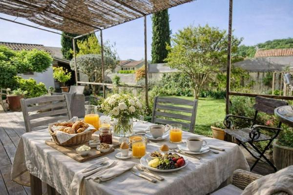 Cette maison se compose de 5 pièces dont 3 chambres, idéale pour une famille à la recherche d’espace et de tranquillité.  Vous profiterez d’un terrain de 600 m², parfait pour aménager un extérieur à votre image : jardin, piscine, espace détente…   Volumes généreux , Belle surface habitable ,Fort potentiel d’aménagement et de valorisation