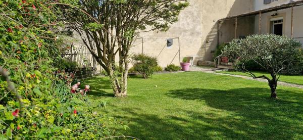 Cette maison se compose de 5 pièces dont 3 chambres, idéale pour une famille à la recherche d’espace et de tranquillité.  Vous profiterez d’un terrain de 600 m², parfait pour aménager un extérieur à votre image : jardin, piscine, espace détente…   Volumes généreux , Belle surface habitable ,Fort potentiel d’aménagement et de valorisation