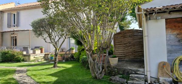 Cette maison se compose de 5 pièces dont 3 chambres, idéale pour une famille à la recherche d’espace et de tranquillité.  Vous profiterez d’un terrain de 600 m², parfait pour aménager un extérieur à votre image : jardin, piscine, espace détente…   Volumes généreux , Belle surface habitable ,Fort potentiel d’aménagement et de valorisation