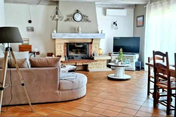Cette maison se compose de 5 pièces dont 3 chambres, idéale pour une famille à la recherche d’espace et de tranquillité.  Vous profiterez d’un terrain de 600 m², parfait pour aménager un extérieur à votre image : jardin, piscine, espace détente…   Volumes généreux , Belle surface habitable ,Fort potentiel d’aménagement et de valorisation
