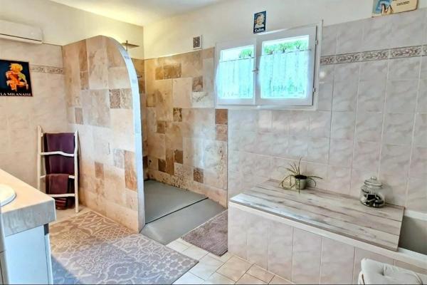 Cette maison se compose de 5 pièces dont 3 chambres, idéale pour une famille à la recherche d’espace et de tranquillité.  Vous profiterez d’un terrain de 600 m², parfait pour aménager un extérieur à votre image : jardin, piscine, espace détente…   Volumes généreux , Belle surface habitable ,Fort potentiel d’aménagement et de valorisation