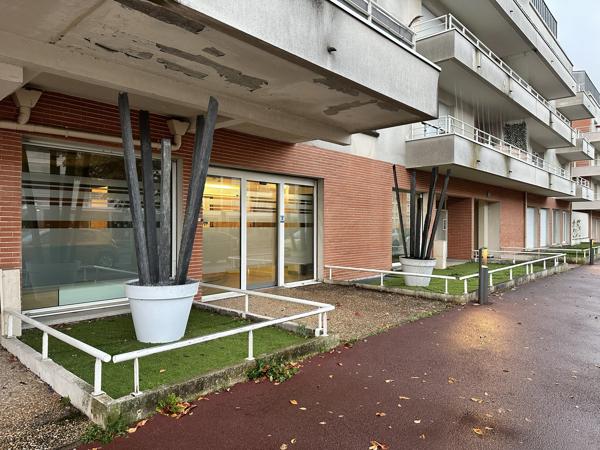 Locaux professionnels pour un usage médical d'environ 200 m2 - A VENDRE et à proximité immédiate de la Clinique de l'ARCHETTE à OLIVET (Sud Loire)