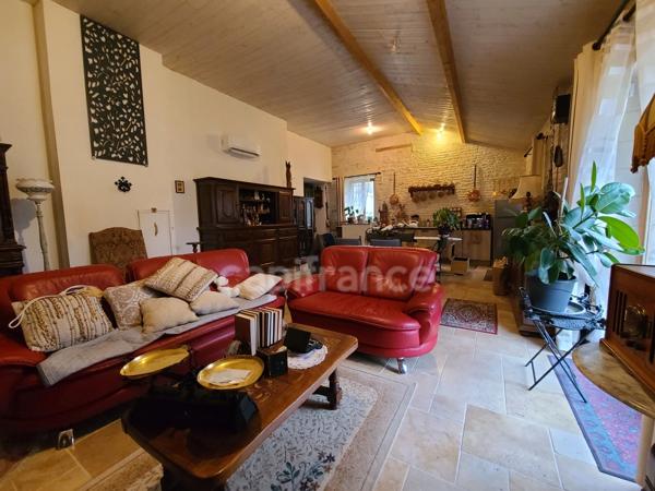 Maison en pierre rénovée avec potentiel à exploiter CRESSE (17)