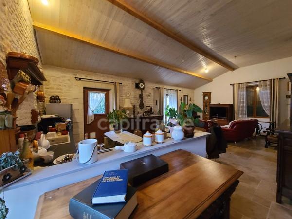 Maison en pierre rénovée avec potentiel à exploiter CRESSE (17)