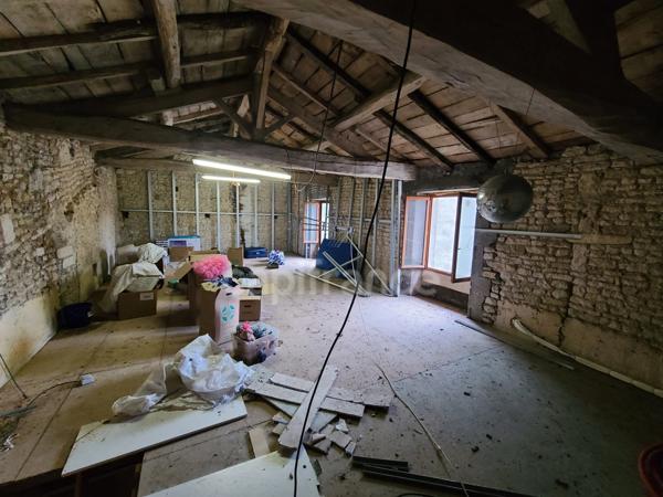 Maison en pierre rénovée avec potentiel à exploiter CRESSE (17)