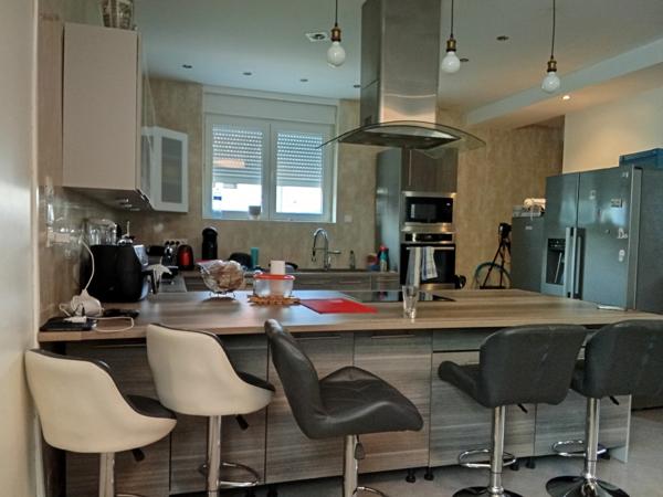 BELLE MAISON LUMINEUSE DE 162m2 -6 PIECES proche de toutes commodités à CHALETTE SUR LOING