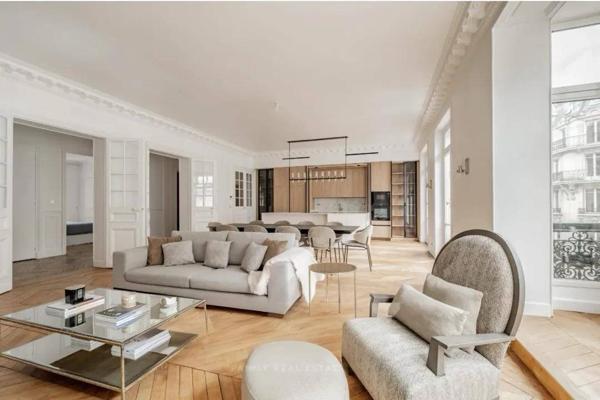 PARIS MONTAIGNE APPARTEMENT LUXUEUX ENTIREMENT RENOVE
