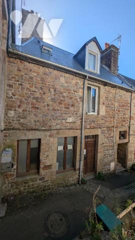Immeuble centre villedieu avec local commercial et appartement loués