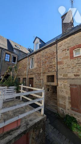 Immeuble centre villedieu avec local commercial et appartement loués