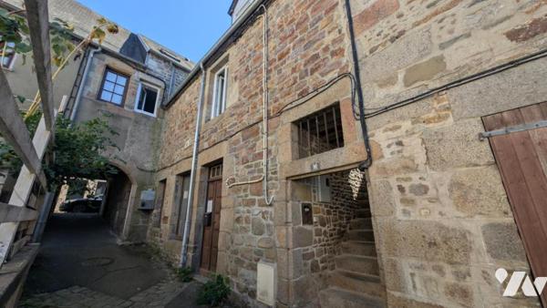 Immeuble centre villedieu avec local commercial et appartement loués