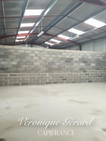 HANGAR POLYVALENT DE 200 M2 PLUS GARAGE SUR TERRAIN CLOS