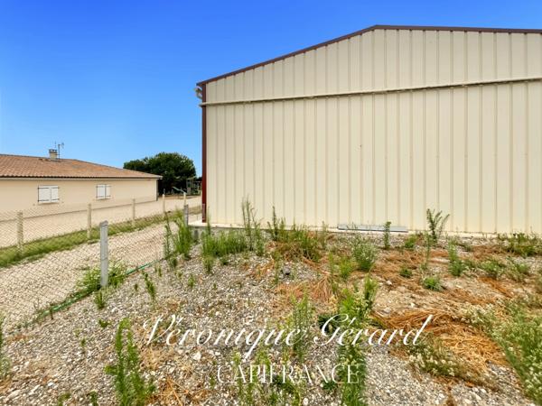HANGAR POLYVALENT DE 200 M2 PLUS GARAGE SUR TERRAIN CLOS