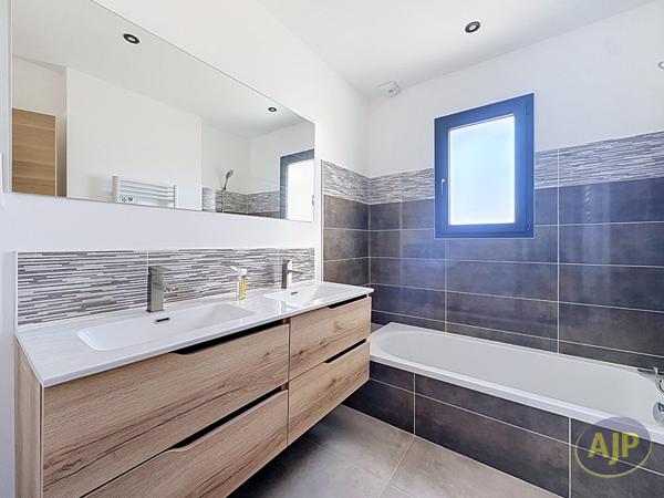 Maison à vendre Challans - 5 pièces, 107m² avec 3 chambre(s) à 429 900€ - AJP Immobilier Challans