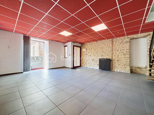 Situé en plein centre-ville de Bressuire, ce local commercial entièrement rénové offre de beaux volumes et un fort potentiel d’aménagement pour votre activité professionnelle.

Au rez-de-chaussée, vous découvrirez une première pièce de 25 m² avec vitrine, un couloir ainsi qu’une seconde pièce de 23 m² équipée d’un point d’eau.

Deux escaliers permettent d’accéder au premier étage, qui se compose d’un dégagement desservant des WC indépendants et deux pièces distinctes de 22 m² et 25 m², chacune disposant d’un point d’eau.

Au niveau supérieur, vous profiterez d’un logement comprenant une pièce de vie avec cuisine ouverte, une salle d’eau avec WC ainsi qu’un espace couchage en mezzanine.

Vous recherchez un emplacement privilégié en centre-ville de Bressuire pour développer votre activité professionnelle sans avoir à engager d’importants travaux ? Ce bien entièrement rénové, aux prestations soignées et offrant de nombreuses possibilités d’aménagement selon vos besoins, mérite toute votre attention.