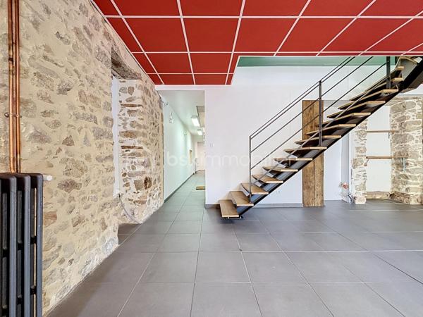 Situé en plein centre-ville de Bressuire, ce local commercial entièrement rénové offre de beaux volumes et un fort potentiel d’aménagement pour votre activité professionnelle.

Au rez-de-chaussée, vous découvrirez une première pièce de 25 m² avec vitrine, un couloir ainsi qu’une seconde pièce de 23 m² équipée d’un point d’eau.

Deux escaliers permettent d’accéder au premier étage, qui se compose d’un dégagement desservant des WC indépendants et deux pièces distinctes de 22 m² et 25 m², chacune disposant d’un point d’eau.

Au niveau supérieur, vous profiterez d’un logement comprenant une pièce de vie avec cuisine ouverte, une salle d’eau avec WC ainsi qu’un espace couchage en mezzanine.

Vous recherchez un emplacement privilégié en centre-ville de Bressuire pour développer votre activité professionnelle sans avoir à engager d’importants travaux ? Ce bien entièrement rénové, aux prestations soignées et offrant de nombreuses possibilités d’aménagement selon vos besoins, mérite toute votre attention.