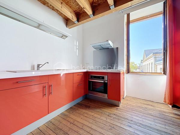 Situé en plein centre-ville de Bressuire, ce local commercial entièrement rénové offre de beaux volumes et un fort potentiel d’aménagement pour votre activité professionnelle.

Au rez-de-chaussée, vous découvrirez une première pièce de 25 m² avec vitrine, un couloir ainsi qu’une seconde pièce de 23 m² équipée d’un point d’eau.

Deux escaliers permettent d’accéder au premier étage, qui se compose d’un dégagement desservant des WC indépendants et deux pièces distinctes de 22 m² et 25 m², chacune disposant d’un point d’eau.

Au niveau supérieur, vous profiterez d’un logement comprenant une pièce de vie avec cuisine ouverte, une salle d’eau avec WC ainsi qu’un espace couchage en mezzanine.

Vous recherchez un emplacement privilégié en centre-ville de Bressuire pour développer votre activité professionnelle sans avoir à engager d’importants travaux ? Ce bien entièrement rénové, aux prestations soignées et offrant de nombreuses possibilités d’aménagement selon vos besoins, mérite toute votre attention.