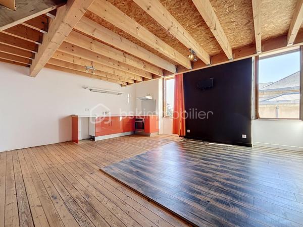 Situé en plein centre-ville de Bressuire, ce local commercial entièrement rénové offre de beaux volumes et un fort potentiel d’aménagement pour votre activité professionnelle.

Au rez-de-chaussée, vous découvrirez une première pièce de 25 m² avec vitrine, un couloir ainsi qu’une seconde pièce de 23 m² équipée d’un point d’eau.

Deux escaliers permettent d’accéder au premier étage, qui se compose d’un dégagement desservant des WC indépendants et deux pièces distinctes de 22 m² et 25 m², chacune disposant d’un point d’eau.

Au niveau supérieur, vous profiterez d’un logement comprenant une pièce de vie avec cuisine ouverte, une salle d’eau avec WC ainsi qu’un espace couchage en mezzanine.

Vous recherchez un emplacement privilégié en centre-ville de Bressuire pour développer votre activité professionnelle sans avoir à engager d’importants travaux ? Ce bien entièrement rénové, aux prestations soignées et offrant de nombreuses possibilités d’aménagement selon vos besoins, mérite toute votre attention.