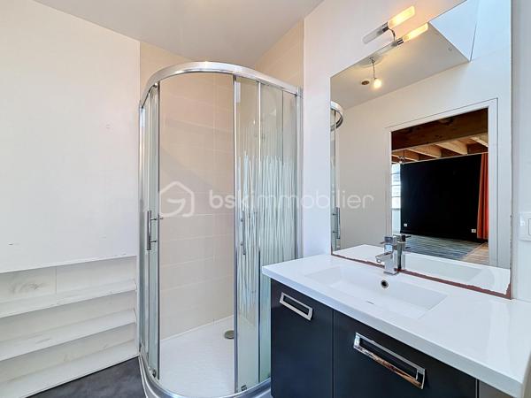 Situé en plein centre-ville de Bressuire, ce local commercial entièrement rénové offre de beaux volumes et un fort potentiel d’aménagement pour votre activité professionnelle.

Au rez-de-chaussée, vous découvrirez une première pièce de 25 m² avec vitrine, un couloir ainsi qu’une seconde pièce de 23 m² équipée d’un point d’eau.

Deux escaliers permettent d’accéder au premier étage, qui se compose d’un dégagement desservant des WC indépendants et deux pièces distinctes de 22 m² et 25 m², chacune disposant d’un point d’eau.

Au niveau supérieur, vous profiterez d’un logement comprenant une pièce de vie avec cuisine ouverte, une salle d’eau avec WC ainsi qu’un espace couchage en mezzanine.

Vous recherchez un emplacement privilégié en centre-ville de Bressuire pour développer votre activité professionnelle sans avoir à engager d’importants travaux ? Ce bien entièrement rénové, aux prestations soignées et offrant de nombreuses possibilités d’aménagement selon vos besoins, mérite toute votre attention.