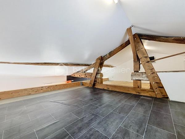 Situé en plein centre-ville de Bressuire, ce local commercial entièrement rénové offre de beaux volumes et un fort potentiel d’aménagement pour votre activité professionnelle.

Au rez-de-chaussée, vous découvrirez une première pièce de 25 m² avec vitrine, un couloir ainsi qu’une seconde pièce de 23 m² équipée d’un point d’eau.

Deux escaliers permettent d’accéder au premier étage, qui se compose d’un dégagement desservant des WC indépendants et deux pièces distinctes de 22 m² et 25 m², chacune disposant d’un point d’eau.

Au niveau supérieur, vous profiterez d’un logement comprenant une pièce de vie avec cuisine ouverte, une salle d’eau avec WC ainsi qu’un espace couchage en mezzanine.

Vous recherchez un emplacement privilégié en centre-ville de Bressuire pour développer votre activité professionnelle sans avoir à engager d’importants travaux ? Ce bien entièrement rénové, aux prestations soignées et offrant de nombreuses possibilités d’aménagement selon vos besoins, mérite toute votre attention.