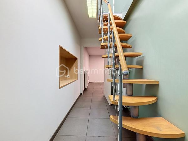Situé en plein centre-ville de Bressuire, ce local commercial entièrement rénové offre de beaux volumes et un fort potentiel d’aménagement pour votre activité professionnelle.

Au rez-de-chaussée, vous découvrirez une première pièce de 25 m² avec vitrine, un couloir ainsi qu’une seconde pièce de 23 m² équipée d’un point d’eau.

Deux escaliers permettent d’accéder au premier étage, qui se compose d’un dégagement desservant des WC indépendants et deux pièces distinctes de 22 m² et 25 m², chacune disposant d’un point d’eau.

Au niveau supérieur, vous profiterez d’un logement comprenant une pièce de vie avec cuisine ouverte, une salle d’eau avec WC ainsi qu’un espace couchage en mezzanine.

Vous recherchez un emplacement privilégié en centre-ville de Bressuire pour développer votre activité professionnelle sans avoir à engager d’importants travaux ? Ce bien entièrement rénové, aux prestations soignées et offrant de nombreuses possibilités d’aménagement selon vos besoins, mérite toute votre attention.
