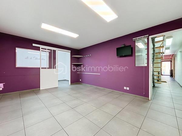 Situé en plein centre-ville de Bressuire, ce local commercial entièrement rénové offre de beaux volumes et un fort potentiel d’aménagement pour votre activité professionnelle.

Au rez-de-chaussée, vous découvrirez une première pièce de 25 m² avec vitrine, un couloir ainsi qu’une seconde pièce de 23 m² équipée d’un point d’eau.

Deux escaliers permettent d’accéder au premier étage, qui se compose d’un dégagement desservant des WC indépendants et deux pièces distinctes de 22 m² et 25 m², chacune disposant d’un point d’eau.

Au niveau supérieur, vous profiterez d’un logement comprenant une pièce de vie avec cuisine ouverte, une salle d’eau avec WC ainsi qu’un espace couchage en mezzanine.

Vous recherchez un emplacement privilégié en centre-ville de Bressuire pour développer votre activité professionnelle sans avoir à engager d’importants travaux ? Ce bien entièrement rénové, aux prestations soignées et offrant de nombreuses possibilités d’aménagement selon vos besoins, mérite toute votre attention.