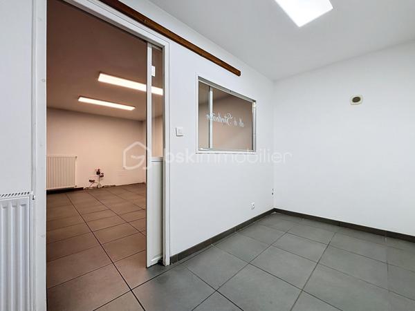Situé en plein centre-ville de Bressuire, ce local commercial entièrement rénové offre de beaux volumes et un fort potentiel d’aménagement pour votre activité professionnelle.

Au rez-de-chaussée, vous découvrirez une première pièce de 25 m² avec vitrine, un couloir ainsi qu’une seconde pièce de 23 m² équipée d’un point d’eau.

Deux escaliers permettent d’accéder au premier étage, qui se compose d’un dégagement desservant des WC indépendants et deux pièces distinctes de 22 m² et 25 m², chacune disposant d’un point d’eau.

Au niveau supérieur, vous profiterez d’un logement comprenant une pièce de vie avec cuisine ouverte, une salle d’eau avec WC ainsi qu’un espace couchage en mezzanine.

Vous recherchez un emplacement privilégié en centre-ville de Bressuire pour développer votre activité professionnelle sans avoir à engager d’importants travaux ? Ce bien entièrement rénové, aux prestations soignées et offrant de nombreuses possibilités d’aménagement selon vos besoins, mérite toute votre attention.