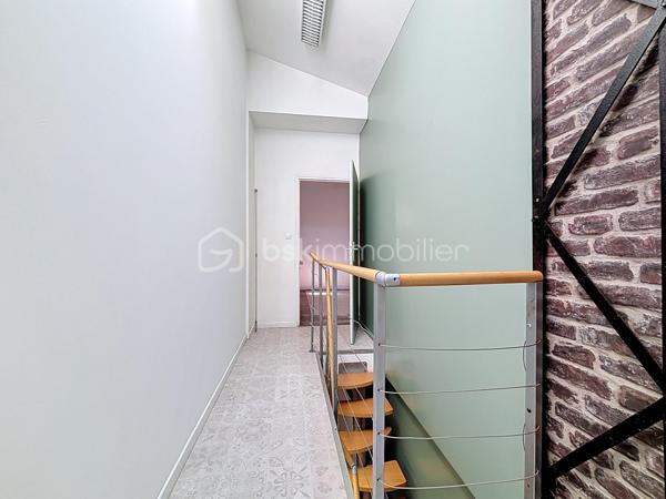 Situé en plein centre-ville de Bressuire, ce local commercial entièrement rénové offre de beaux volumes et un fort potentiel d’aménagement pour votre activité professionnelle.

Au rez-de-chaussée, vous découvrirez une première pièce de 25 m² avec vitrine, un couloir ainsi qu’une seconde pièce de 23 m² équipée d’un point d’eau.

Deux escaliers permettent d’accéder au premier étage, qui se compose d’un dégagement desservant des WC indépendants et deux pièces distinctes de 22 m² et 25 m², chacune disposant d’un point d’eau.

Au niveau supérieur, vous profiterez d’un logement comprenant une pièce de vie avec cuisine ouverte, une salle d’eau avec WC ainsi qu’un espace couchage en mezzanine.

Vous recherchez un emplacement privilégié en centre-ville de Bressuire pour développer votre activité professionnelle sans avoir à engager d’importants travaux ? Ce bien entièrement rénové, aux prestations soignées et offrant de nombreuses possibilités d’aménagement selon vos besoins, mérite toute votre attention.