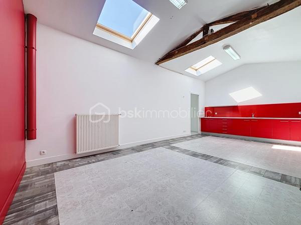 Situé en plein centre-ville de Bressuire, ce local commercial entièrement rénové offre de beaux volumes et un fort potentiel d’aménagement pour votre activité professionnelle.

Au rez-de-chaussée, vous découvrirez une première pièce de 25 m² avec vitrine, un couloir ainsi qu’une seconde pièce de 23 m² équipée d’un point d’eau.

Deux escaliers permettent d’accéder au premier étage, qui se compose d’un dégagement desservant des WC indépendants et deux pièces distinctes de 22 m² et 25 m², chacune disposant d’un point d’eau.

Au niveau supérieur, vous profiterez d’un logement comprenant une pièce de vie avec cuisine ouverte, une salle d’eau avec WC ainsi qu’un espace couchage en mezzanine.

Vous recherchez un emplacement privilégié en centre-ville de Bressuire pour développer votre activité professionnelle sans avoir à engager d’importants travaux ? Ce bien entièrement rénové, aux prestations soignées et offrant de nombreuses possibilités d’aménagement selon vos besoins, mérite toute votre attention.