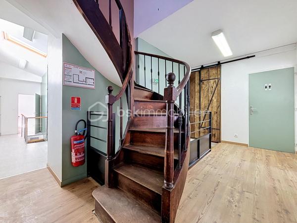 Situé en plein centre-ville de Bressuire, ce local commercial entièrement rénové offre de beaux volumes et un fort potentiel d’aménagement pour votre activité professionnelle.

Au rez-de-chaussée, vous découvrirez une première pièce de 25 m² avec vitrine, un couloir ainsi qu’une seconde pièce de 23 m² équipée d’un point d’eau.

Deux escaliers permettent d’accéder au premier étage, qui se compose d’un dégagement desservant des WC indépendants et deux pièces distinctes de 22 m² et 25 m², chacune disposant d’un point d’eau.

Au niveau supérieur, vous profiterez d’un logement comprenant une pièce de vie avec cuisine ouverte, une salle d’eau avec WC ainsi qu’un espace couchage en mezzanine.

Vous recherchez un emplacement privilégié en centre-ville de Bressuire pour développer votre activité professionnelle sans avoir à engager d’importants travaux ? Ce bien entièrement rénové, aux prestations soignées et offrant de nombreuses possibilités d’aménagement selon vos besoins, mérite toute votre attention.